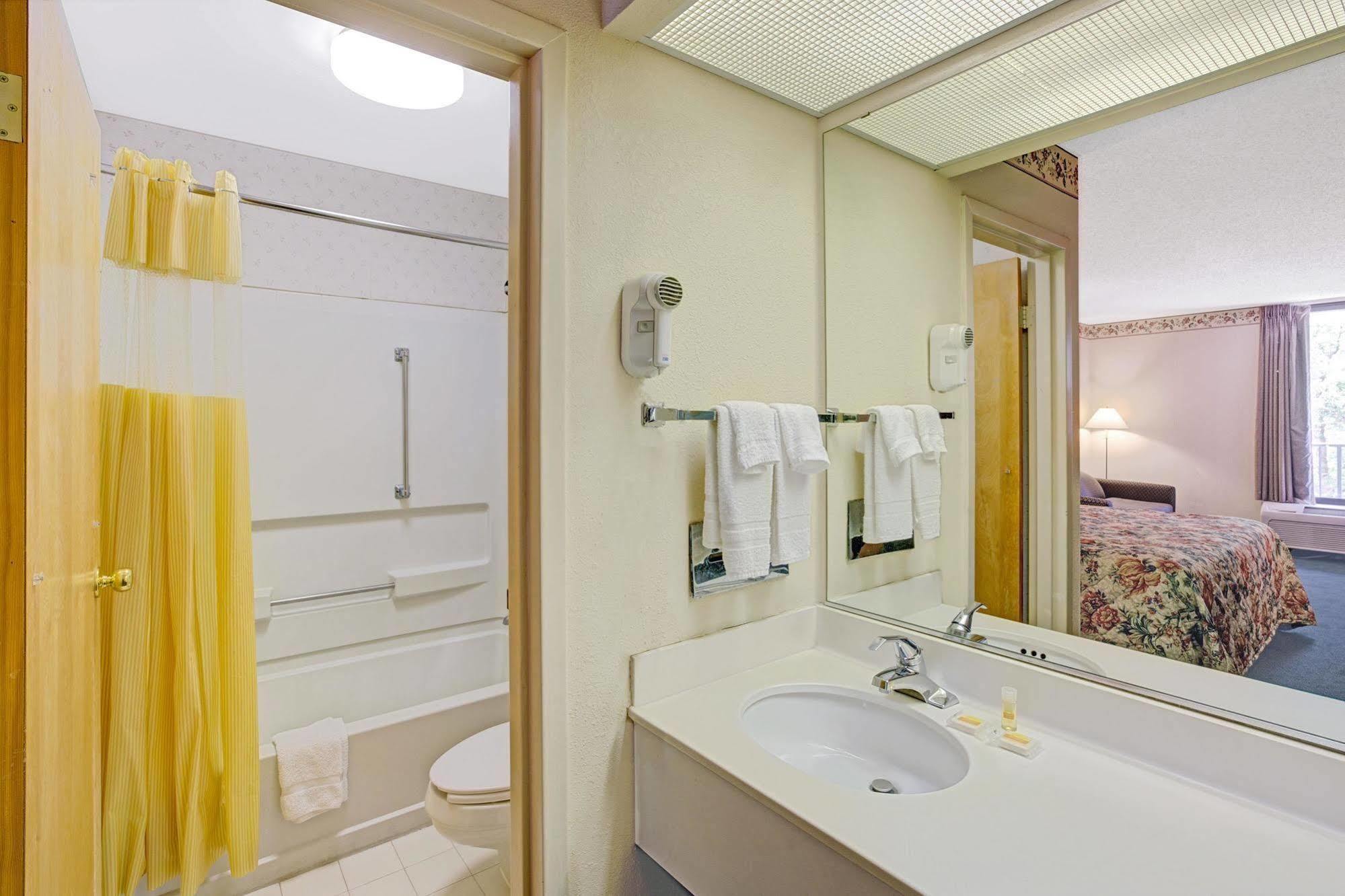 Days Inn Lake Norman Cornelius Zewnętrze zdjęcie